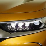 Die Scheinwerfer sind schmal