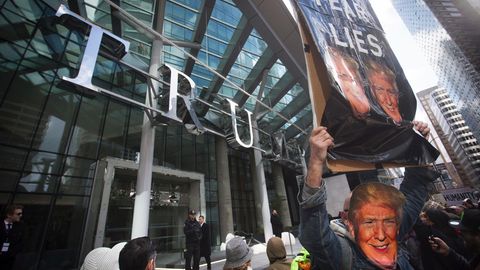 Demonstranten protestieren vor dem neuen Hotel von Donald Trump in Vancouver