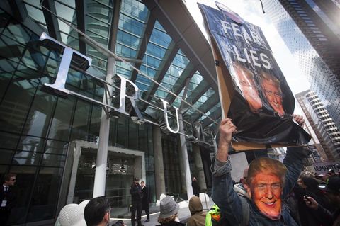 Demonstranten protestieren vor dem neuen Hotel von Donald Trump in Vancouver