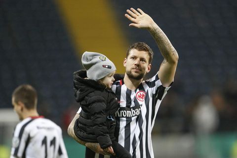 Eintracht Frankfurts Marco Russ winkt nach seinem Comeback ins Publikum