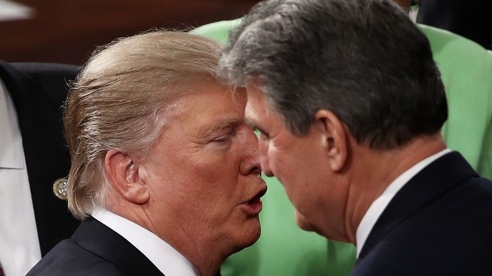 Joe Manchin und Donald Trump Joe Manchin und Donald Trump