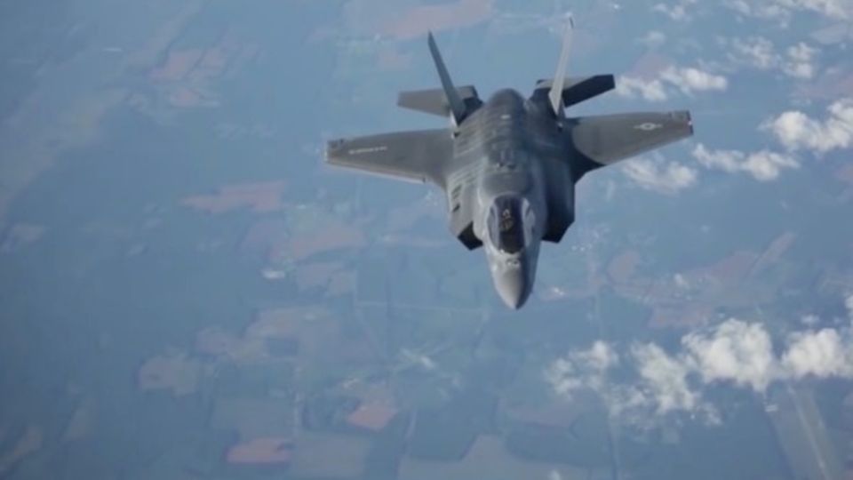 Tarnkappen-Kampfjet F-35 im Flug Tarnkappen-Kampfjet F-35 im Flug
