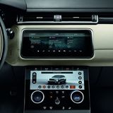 Das Bedienkonzept fokussiert sich auf zwei 10,2-Zoll-Touchscreens