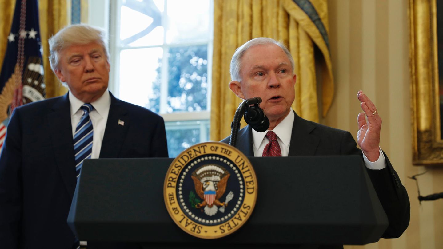 Nach Recherchen der "Washington Post" soll auch Jeff Sessions Kontakte mit einem russischen Botschafter verschwiegen haben.