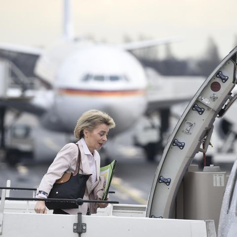Verteidigungsministerin Ursula von der Leyen steigt in ein Flugzeug in Berlin, um zur Bundeswehr ins Baltikum zu reisen.