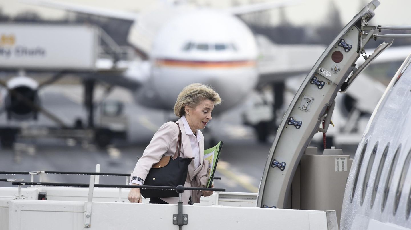 Verteidigungsministerin Ursula von der Leyen steigt in ein Flugzeug in Berlin, um zur Bundeswehr ins Baltikum zu reisen.