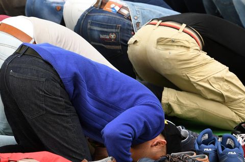 Muslime beim Gebet (Symbolbild)