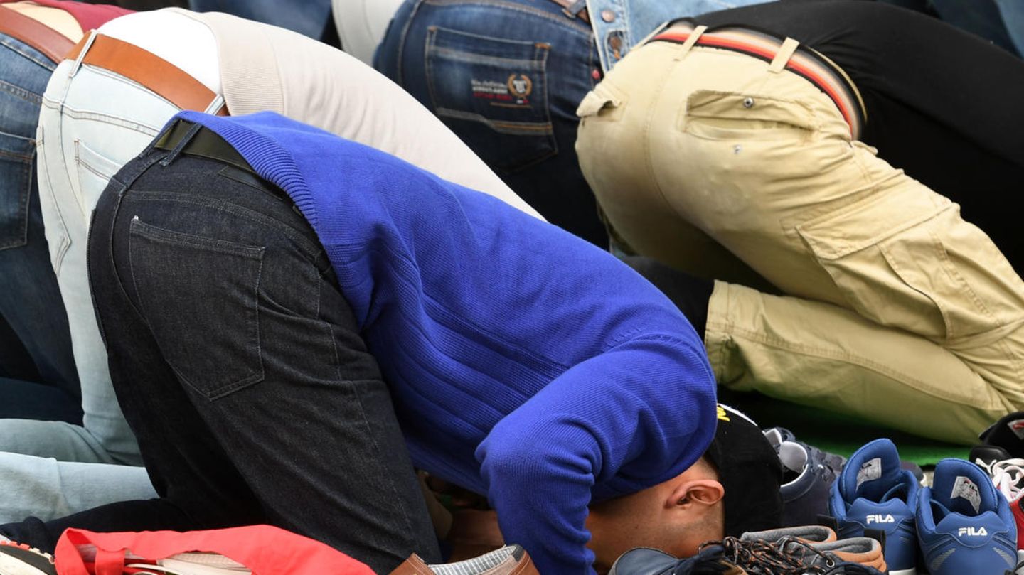 Muslime beim Gebet (Symbolbild)