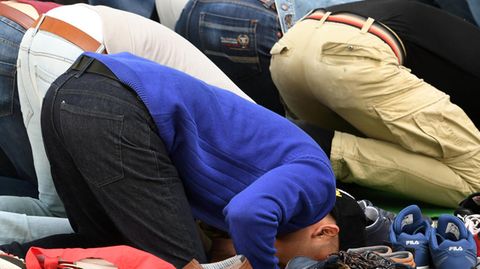 Muslime beim Gebet (Symbolbild)