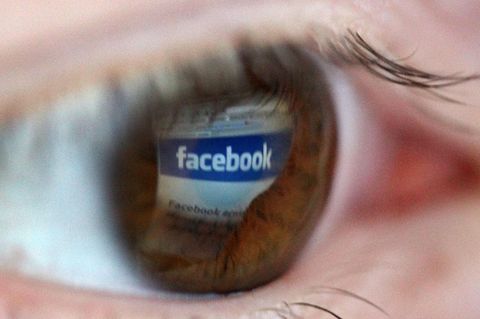 Ein Auge, in denen sich der Smartphone-Bildschirm spiegelt.