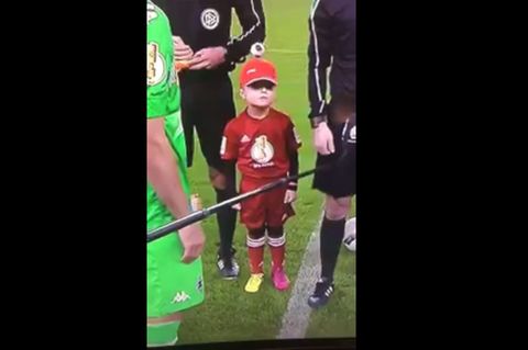 DFB-Pokal-Einlaufkind Jonas und sein fragender Blick: Warum gibt mir Lars Stindl nicht die Hand?
