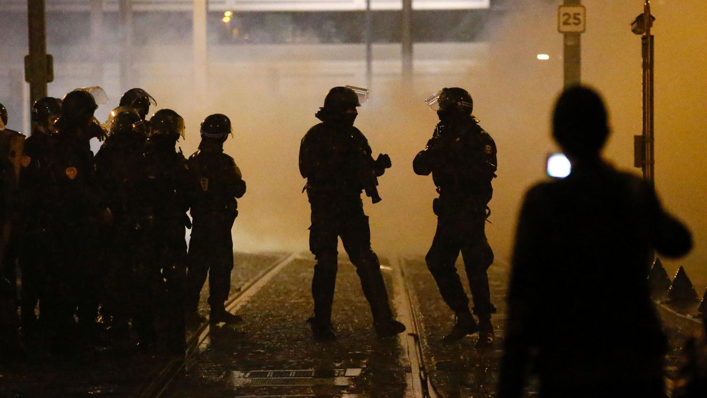 Polizisten patrouillieren während eines Protestes in Paris