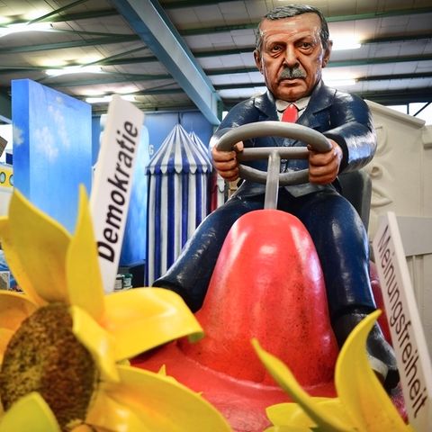 Türkei-Präsident Recep Tayyip Erdogan auf einem Motivwagen für den Rosenmontagszug in Mainz