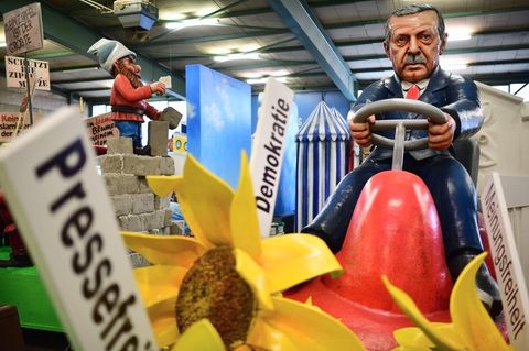Türkei-Präsident Recep Tayyip Erdogan auf einem Motivwagen für den Rosenmontagszug in Mainz