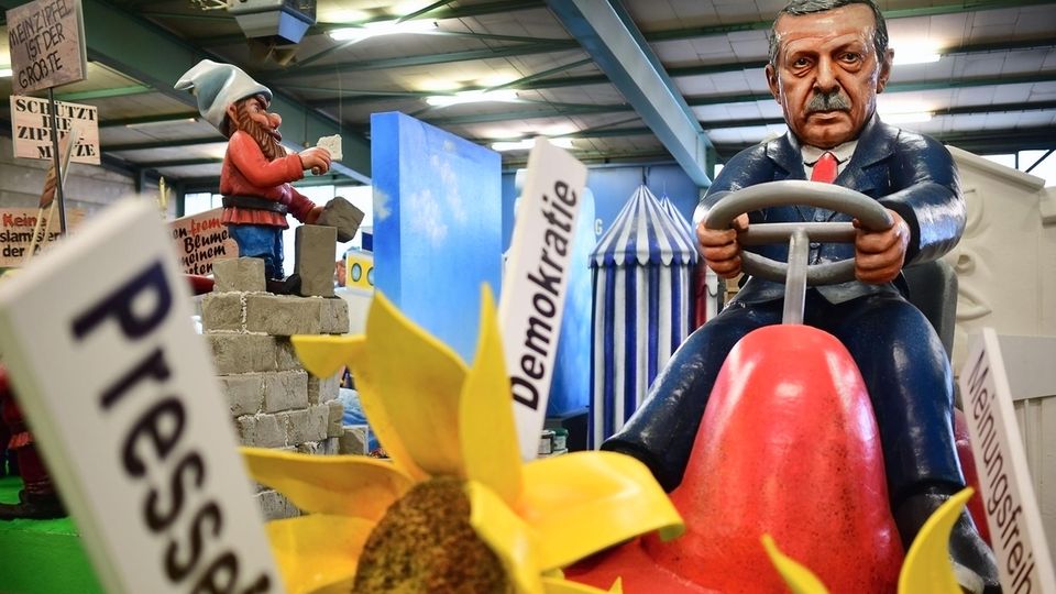 Türkei-Präsident Recep Tayyip Erdogan auf einem Motivwagen für den Rosenmontagszug in Mainz