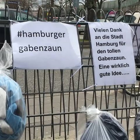 Direkte Spenden für Obdachlose: Menschlichkeit statt Abschreckung - Hamburger machen Zaun zu Gabentisch