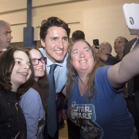 Der kanadische Premierminister macht ein Selfie mit drei weiblichen Anhängern.