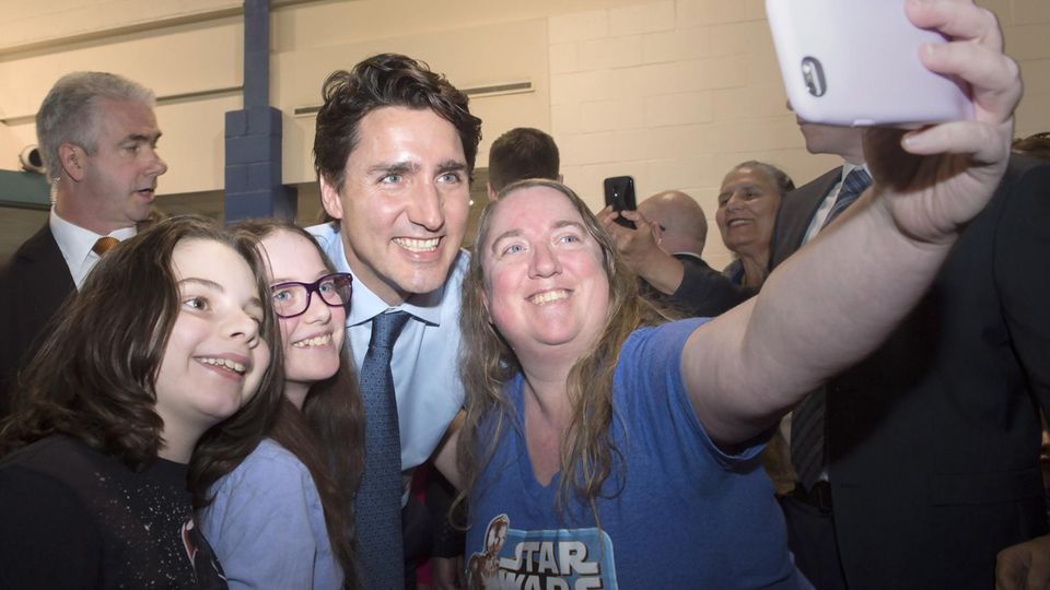 Der kanadische Premierminister macht ein Selfie mit drei weiblichen Anhängern.