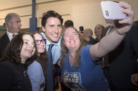Der kanadische Premierminister macht ein Selfie mit drei weiblichen Anhängern.