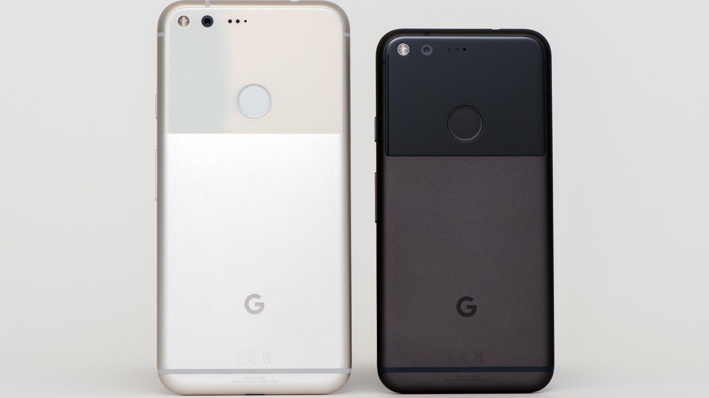 Die Rückseiten der Google Smartphones "Pixel" und "Pixel XL"
