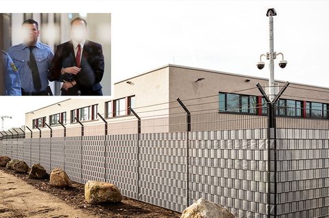 Timo S. gilt als Rädelsführer der "Gruppe Freital". Für das Verfahren wurde in Dresden eigens ein Gebäude umgebaut. Die Felsbrocken sollen Lkws aufhalten.