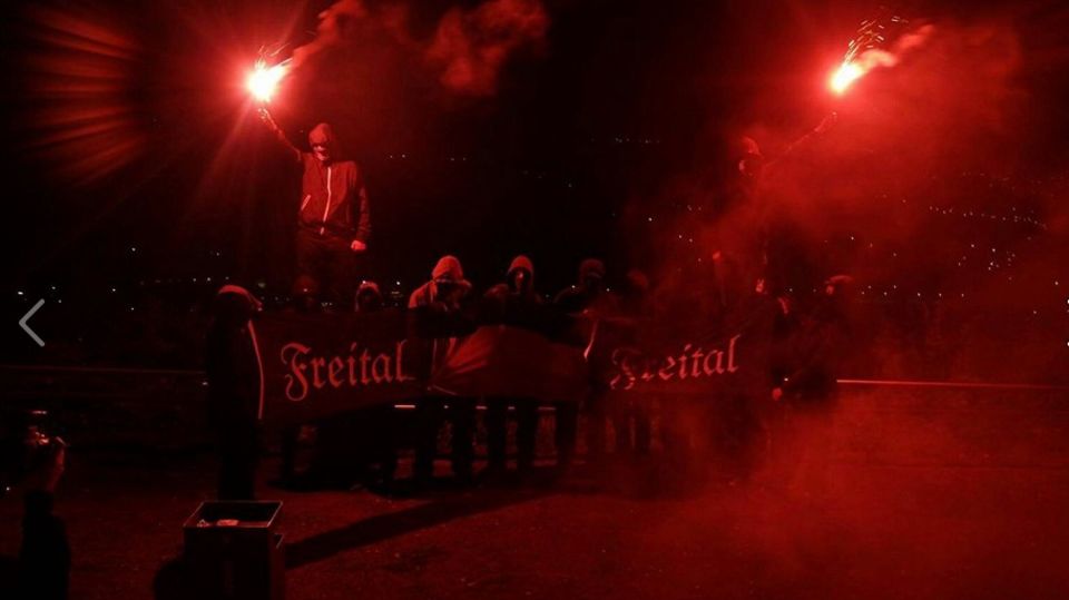 So posierte die "Bürgerwehr" aus Freital auf ihrer Facebook-Seite So posierte die "Bürgerwehr" aus Freital auf ihrer Facebook-Seite