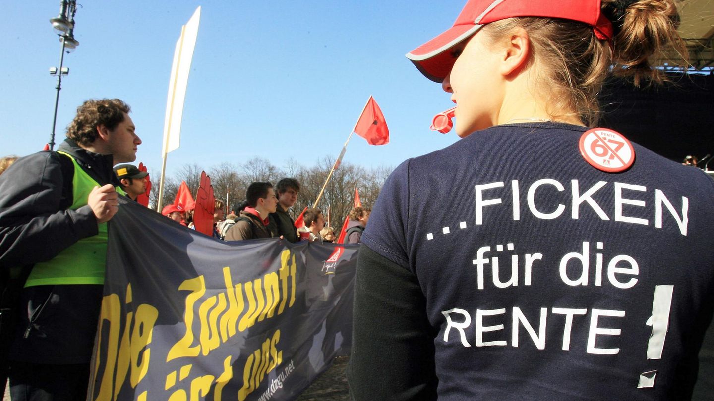 "Ficken für die Rente!" steht auf dem T-Shirt einer Demonstrantin im Jahr 2007