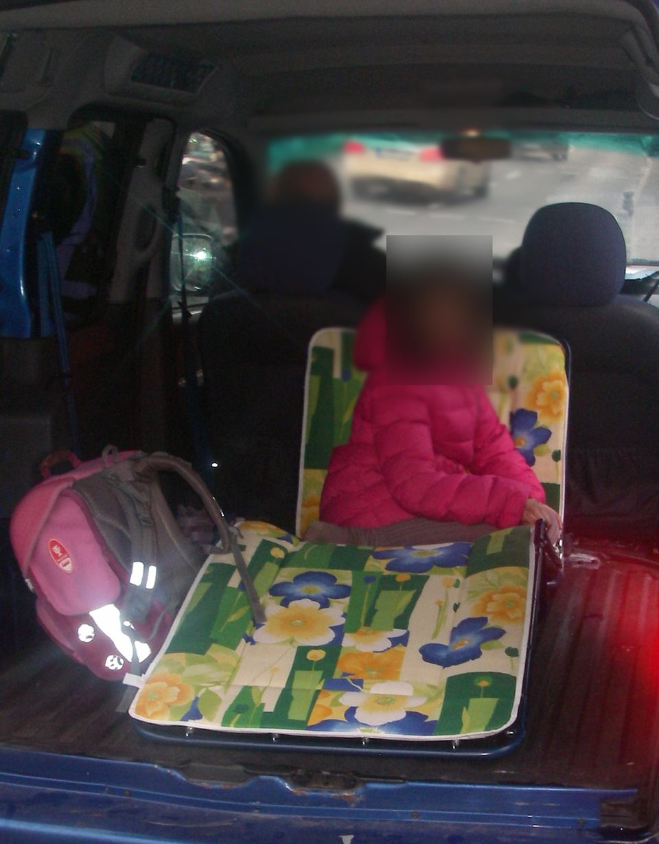 Ein neunjähriges Mädchen wird in Bochum auf der Ladepritsche eines Kastenwagens transportiert Ein neunjähriges Mädchen wird in Bochum auf der Ladepritsche eines Kastenwagens transportiert