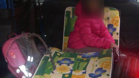 Ein neunjähriges Mädchen wird in Bochum auf der Ladepritsche eines Kastenwagens transportiert
