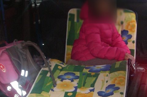 Ein neunjähriges Mädchen wird in Bochum auf der Ladepritsche eines Kastenwagens transportiert