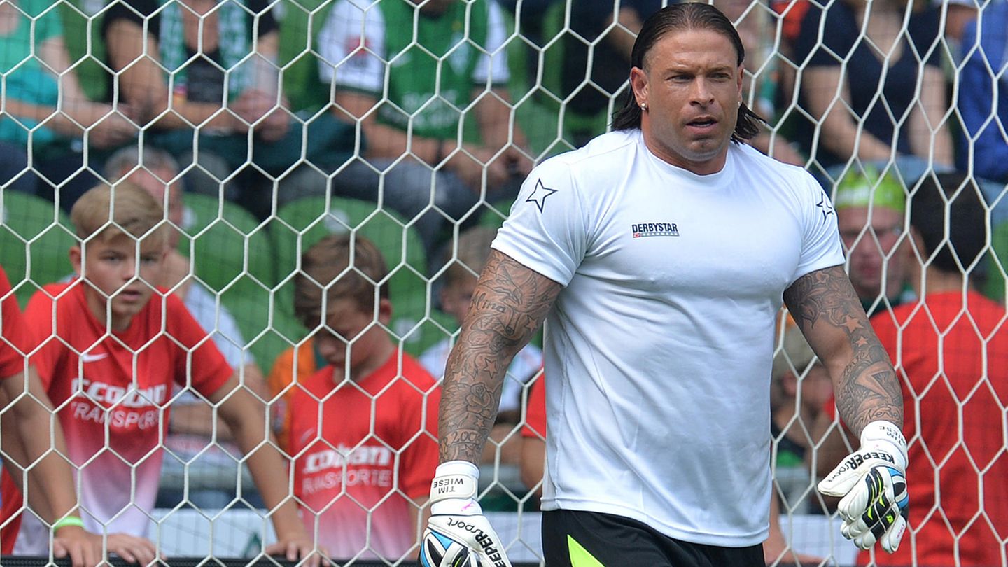 Tim Wiese als Torwart beim Abschiedsspiel von Ailton in Bremen