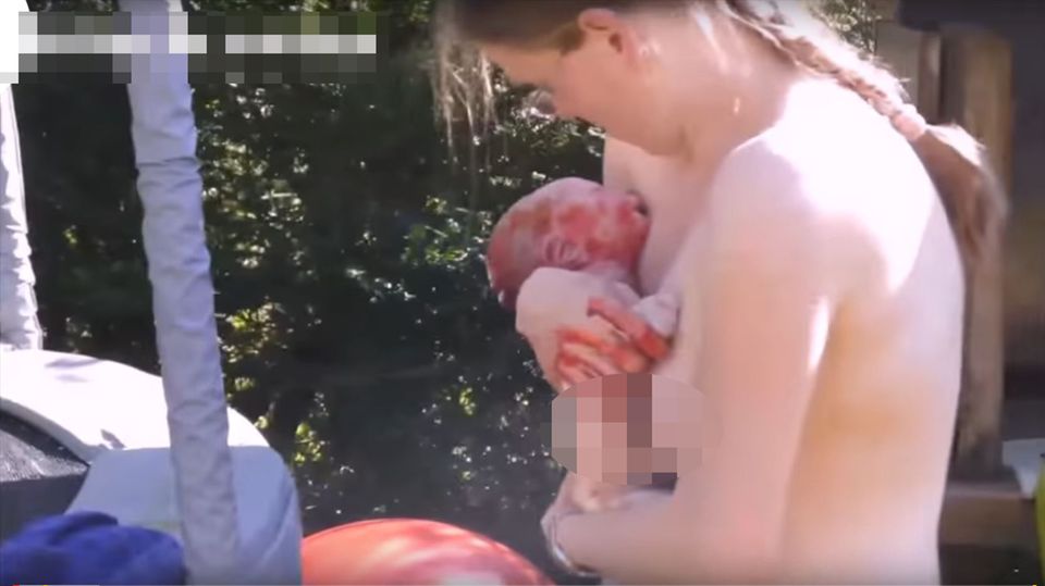 Sarah Schmid und Kiran Sarah Schmid hält ihr gerade geborenes Baby im Arm