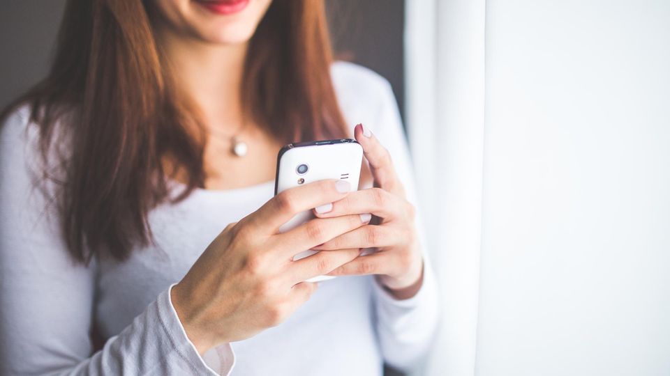 Wer einen Kick für's Selbstvertrauen braucht, landet häufig bei Tinder.