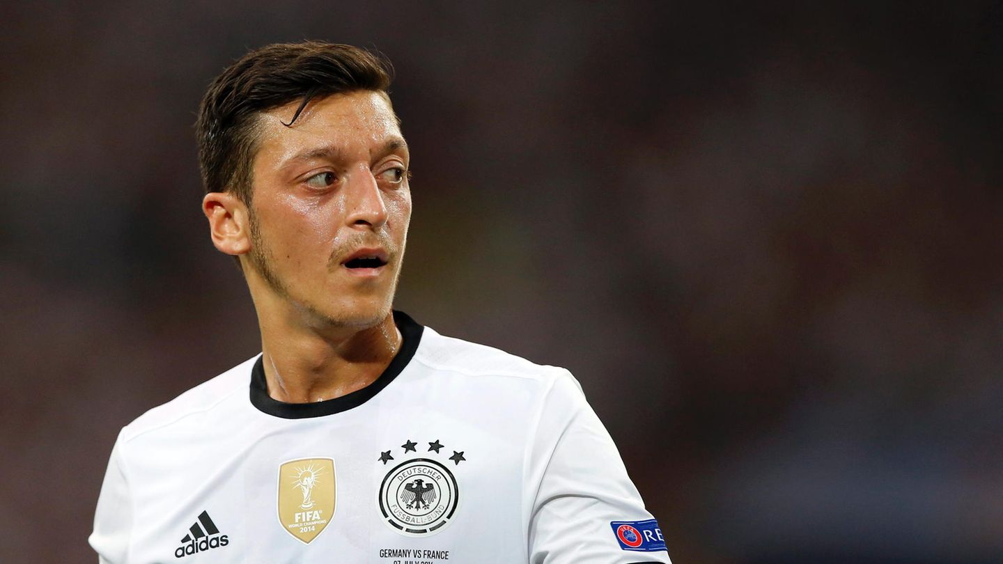 In seinem Buch beschreibt Mesut Özil die schwierige Zeit vor und nach seinem Wechsel zu Arsenal