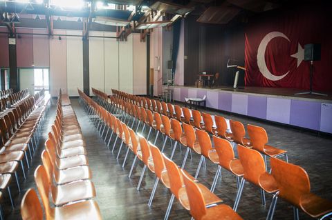 Blick in den Saal der Festhalle Bad Rotenfels in Gaggenau mit einer türkischen Flagge auf der Bühne