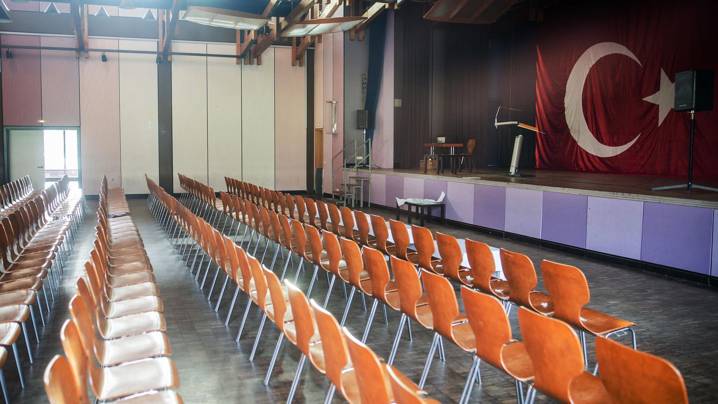 Blick in den Saal der Festhalle Bad Rotenfels in Gaggenau mit einer türkischen Flagge auf der Bühne