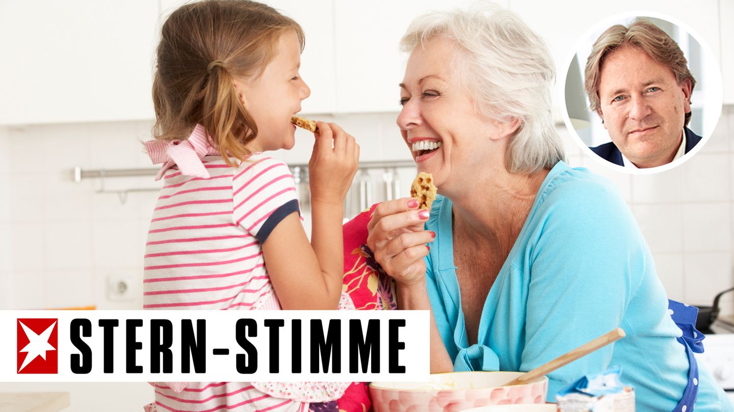 Auch in der Küche können Oma und Enkelin viel Spaß zusammen haben (Symbolbild)