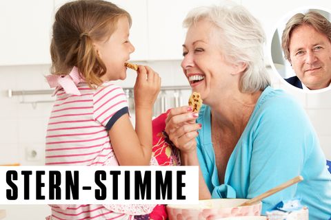 Auch in der Küche können Oma und Enkelin viel Spaß zusammen haben (Symbolbild)