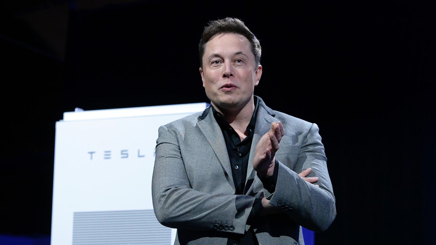 Elon Musk gehört laut dem Forbes-Magazin mit einem Privatvermögen von 12,8 Milliarden Euro zu den reichsten Menschen der Welt. So einer wird doch wohl nicht auf den Rat einer Fünftklässlerin hören oder doch. 