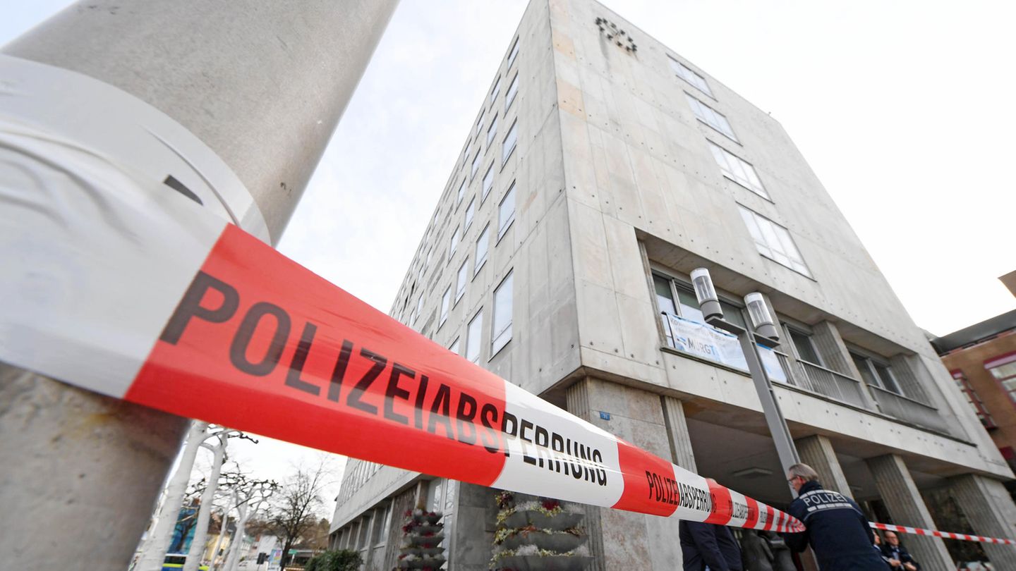Blick auf das durch ein rot-weißes Polizeiband abgesperrte Rathaus von Gaggenau