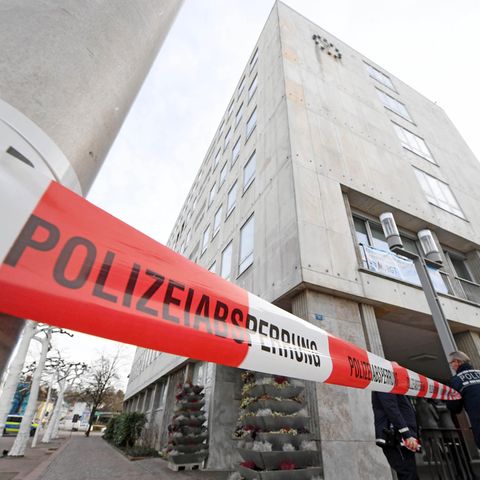 Blick auf das durch ein rot-weißes Polizeiband abgesperrte Rathaus von Gaggenau