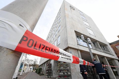 Blick auf das durch ein rot-weißes Polizeiband abgesperrte Rathaus von Gaggenau