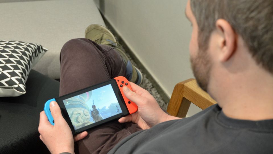 Die Nintendo Switch in der Hand