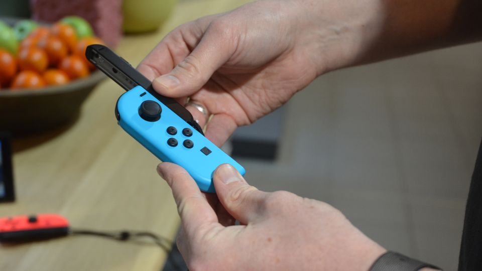 Ein einzelner Joycon der Nintendo Switch wird an seine Schiene gesteckt