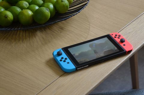 Die Nintendo Switch mit angesteckten JoyCons auf einem Esstisch.