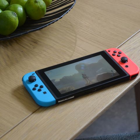 Die Nintendo Switch mit angesteckten JoyCons auf einem Esstisch.