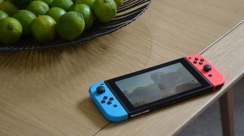 Die Nintendo Switch mit angesteckten JoyCons auf einem Esstisch.