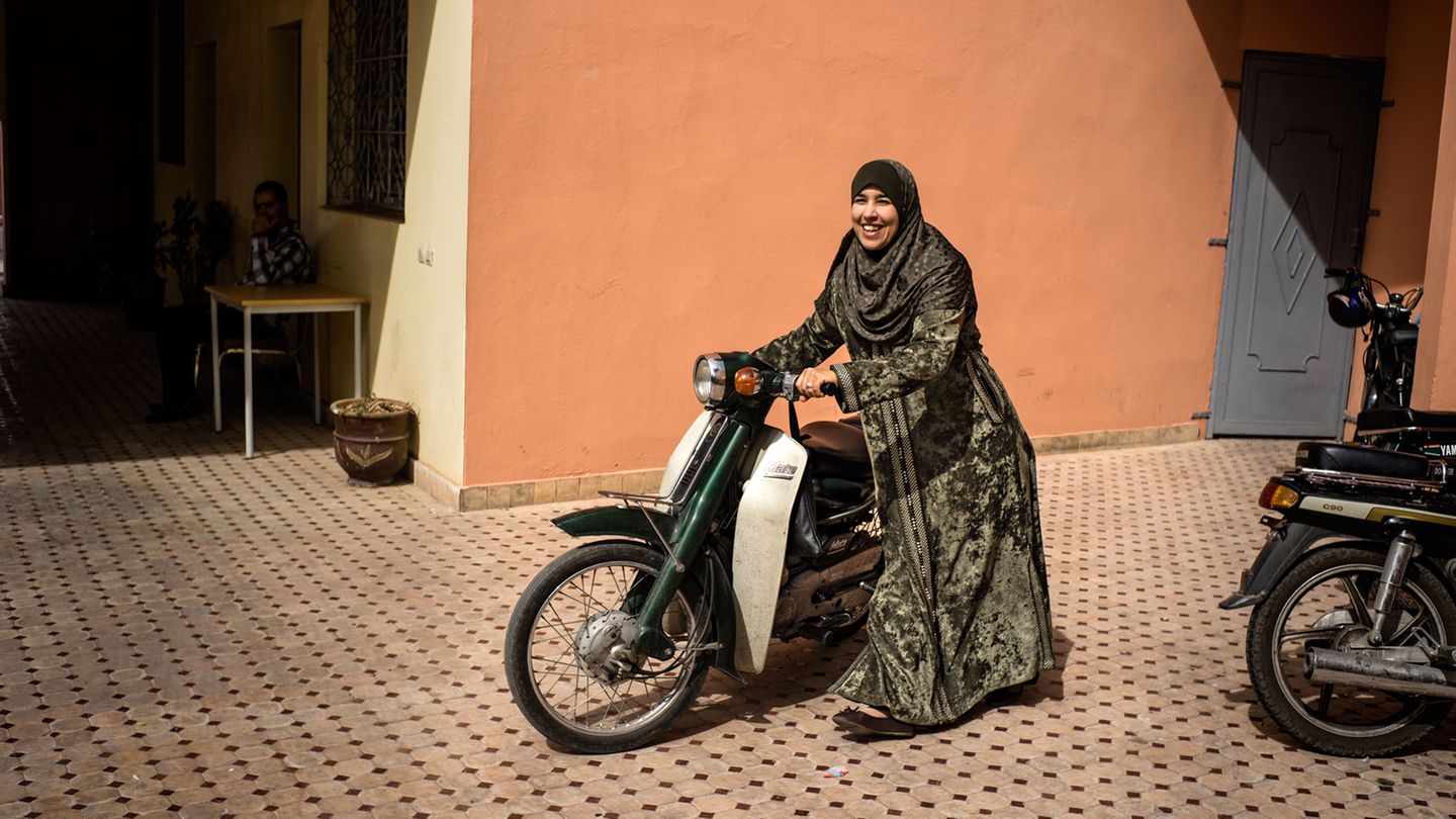 Hind Zkhiri schiebt ihren Motorroller über einen Hof in Marrakesch