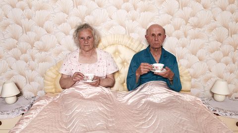 Zwei ältere Menschen in einem Bett