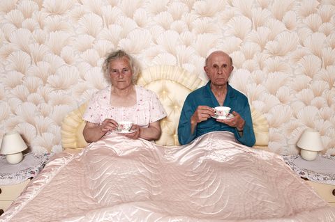 Zwei ältere Menschen in einem Bett